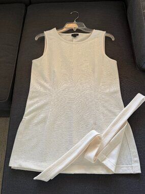 Ann Taylor - Factory, 28.5" long belted silhouette sleeveless top in size S.